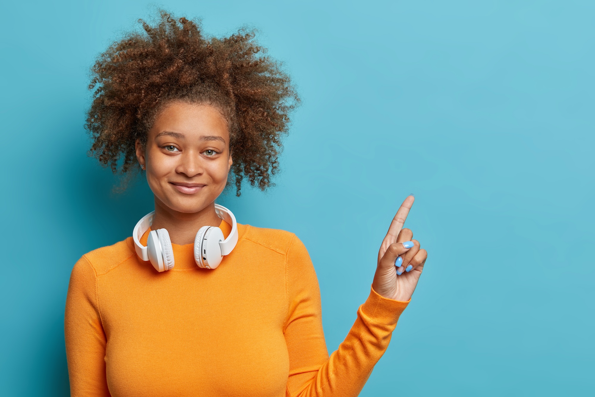 Young woman pointing towards the loan application steps